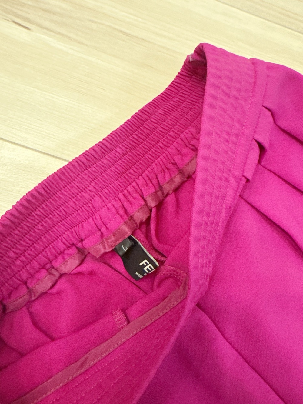 đ Shocking Pink High-Waisted Pleated Pants - Picture 6 of 7